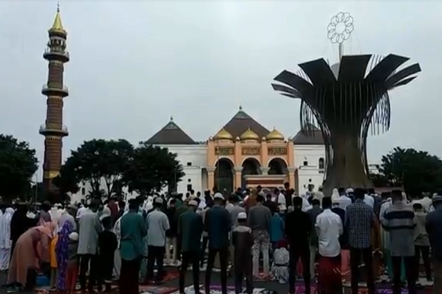 Ribuan Warga Palembang Melaksanakan Salat Idul Adha di Masjid Agung dengan Protokol Kesehatan