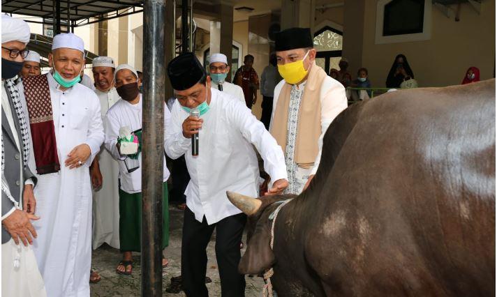 Gubernur Kalsel Melaksanakan Salat Idul Adha 1441 H di Masjdi Raya Sabilal Muhtadin , Ajak Warga Berdoa Pandemi Segera Berakhir