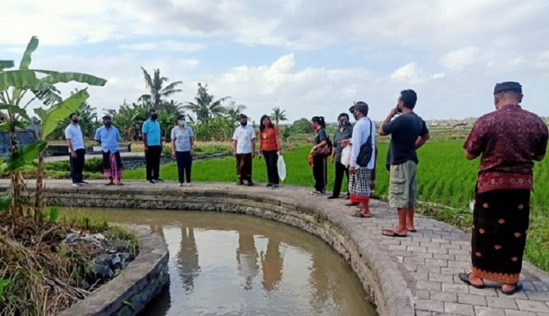 Pemkot Denpasar Menebar Ribuan Benih Ikan Nila di Subaj Temaga di Desa Penatih Dangin Puri 