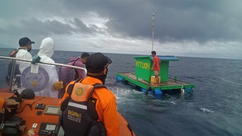 Basarnas Ternate Maluku Utara Berhasil Mengevakuasi Dua Nelayan Asal Kecamatan Ternate Selatan Dalam Kondisi Selamat 