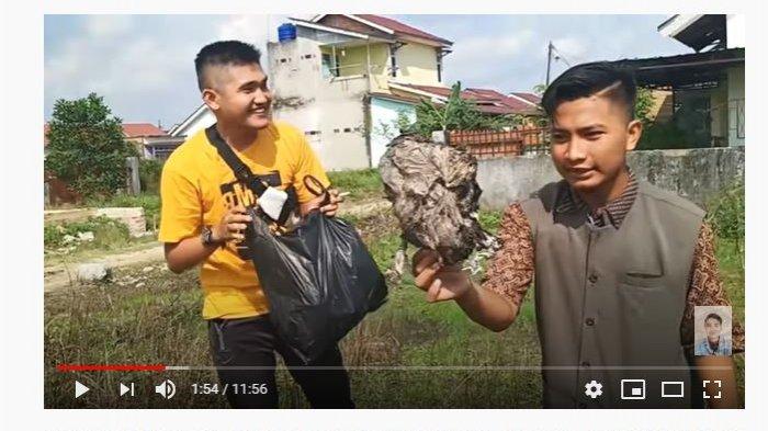 Ketawa-tawa Saat Prank Daging Kurban Sampah, YouTuber Edo Putra Kini Nunduk Lesu Pakai Baju Tahanan