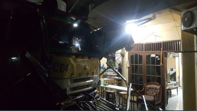 Kecelakaan Terjadi di Kebon Jeruk Jakarta Barat, Garasi Rumah Warga Hancur Diseruduk Truk Fuso