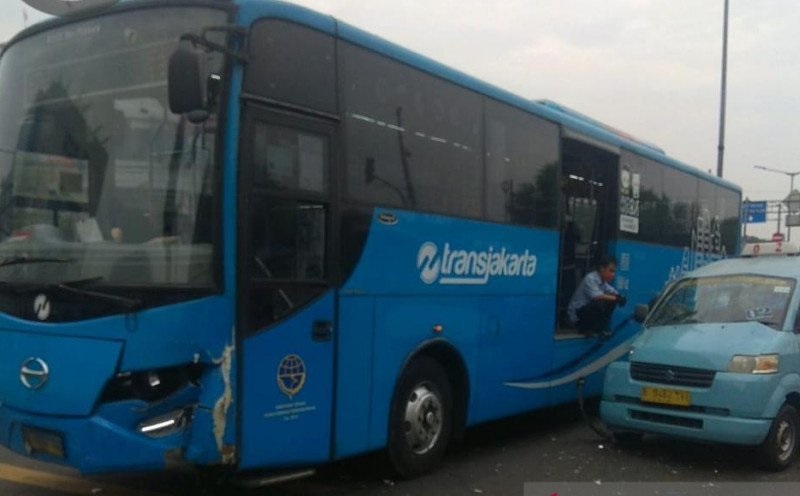 Kecelakaan Lalu Lintas Melibatkan Bus Transjakarta dan Angkot di Pulogadung, Penumpang Langsung Dievakuasi