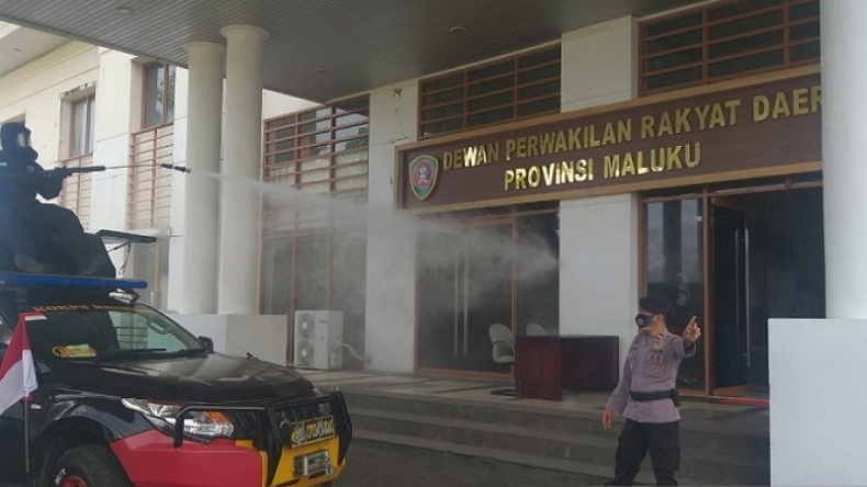 Memutus Mata Rantai Penyebaran Virus Corona, Personel Gegana Brimob Polda Maluku Menyemprotkan Disinfektan di Gedung DPRD Maluku