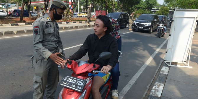 Satpol PP Jawa Barat Mencatat 927 Pelanggar Protokol Kesehatan 'membawa masker tetapi tidak digunakan'