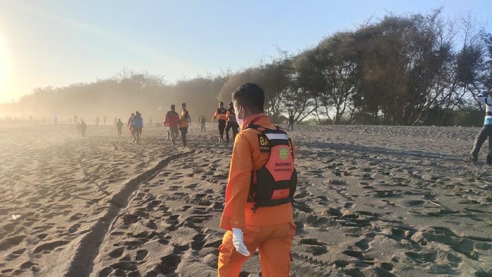 Hari Kedua, Tim SAR Gabungan Kembali Melanjutkan Pencarian Terhadap Lima Korban yang Terseret Ombak Besar di Goa Cemara Diperluas