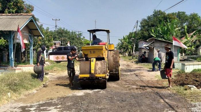 Warga di Desa Tinumpuk Kabupaten Indramayu Meluapkan Kekesalan, Perbaiki Jalan Provinsi Gunakan Dana Pribadi  