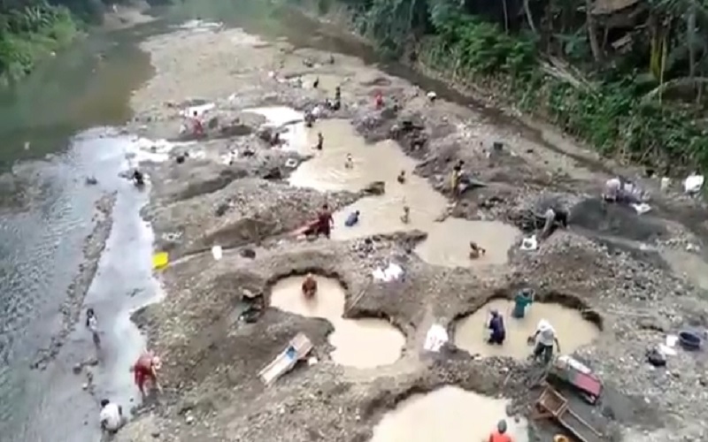 Sungai Tajum Surut, Puluhan Warga di Kecamatan Ajibarang Kabupaten Banyumas Mendadak Jadi Penambang emas