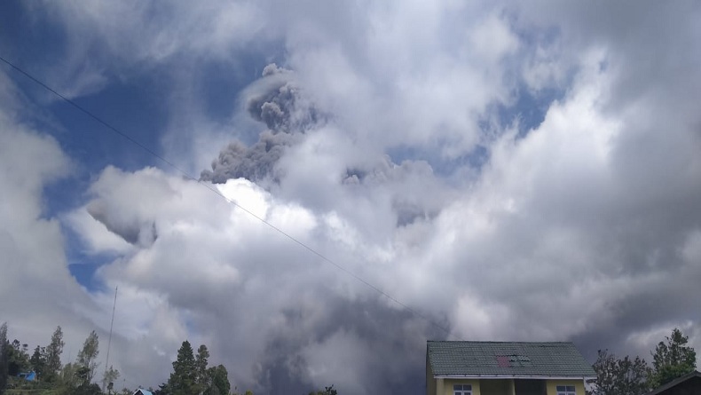 Gunung Sinabung di Kabupaten karo Sumatera Utara  Kembali Erupsi, Tinggi Kolom Abu Capai 5.000 Meter