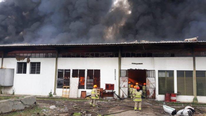 Pabrik Kapas PT Kasta Timbul Terbakar, Api Menyala Hebat, Asap Hitam Membubung Tinggi