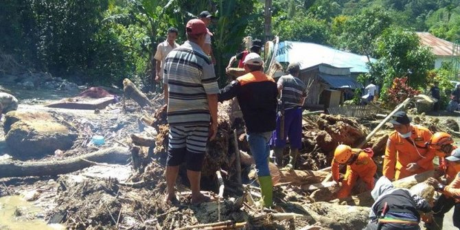 Warga yang Mengungsi Akibat Banjir Bandang yang Menerjang Desa Bolapapu Provinsi Sulteg Hingga Kini Belum Kembali Kerumah
