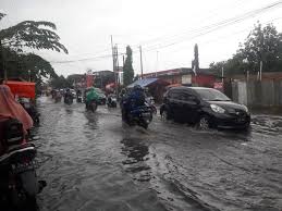 Hujan Mengguyur Wilayah Kota Bekasi, Jalanan Banjir 40 Cm, Sejumlah Kendaraan Tersendat