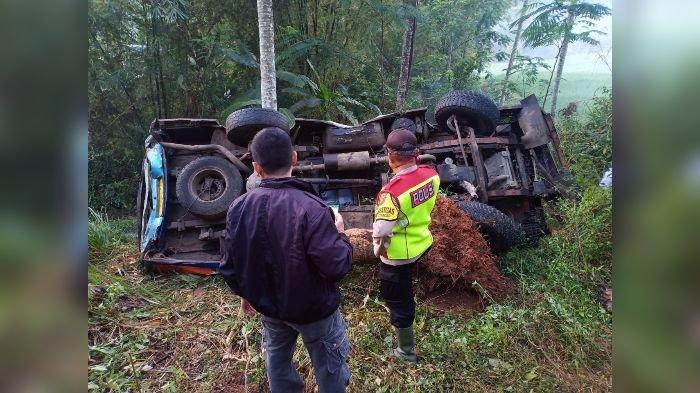 Kecelakaan Lalu Lintas Terjadi di Jalan Raya Cibalok - Waluran Kabupaten Sukabumi, Elf Masuk Jurang Sedalam 50 Meter