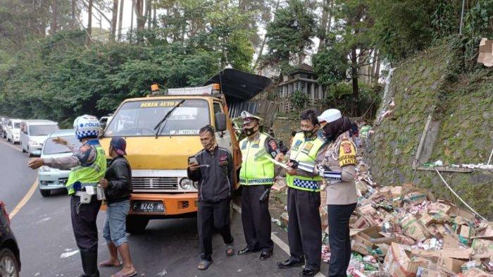 Truk Boks Bermuatan Peralatan Mandi Tabrak Tebing di Puncak Cianjur, Sopir Tewas Tergencet