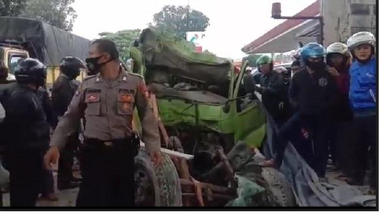 Truk Tronton Menabrak Mobil di Jalan Raya Cianjur-Sukabumi, Sopir Truk tewas dan 3 Orang Luka - Luka