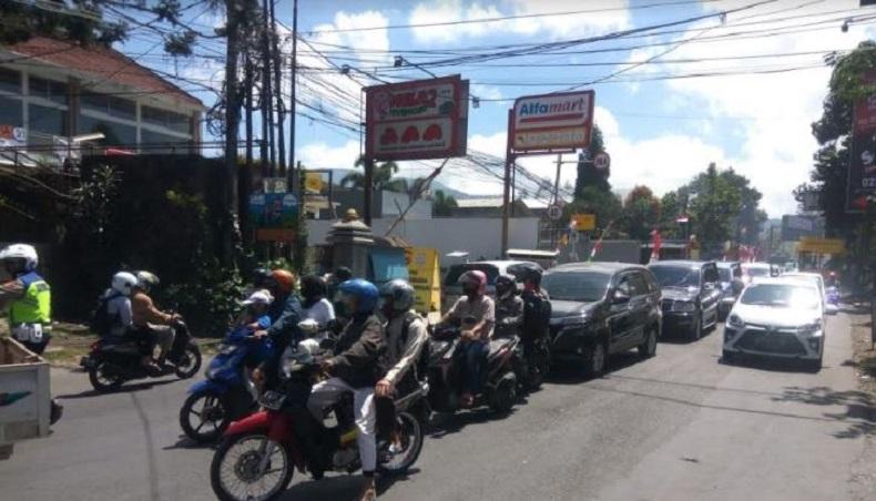 Volume Kendaraan Naik 40 Persen, Satlantas Polres Cimahi Terpaksa Menerapkan One Way di Ruas Jalan Lembang 