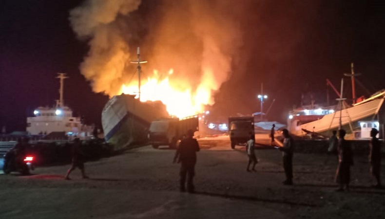 Kapal Barang Bermuatan Jagung KLM Arawali/GT Terbakar Hebat di Pelabuhan Bima, Tidak Ada Korban Jiwa Dalam Musibah ini