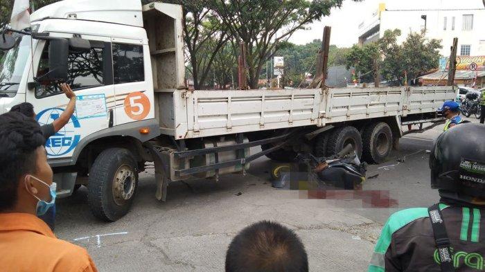 Kecelakaan Maut di Baros Cimahi, Pemotor Ngebut Hantam Truk, Motornya sampai Rusak Parah