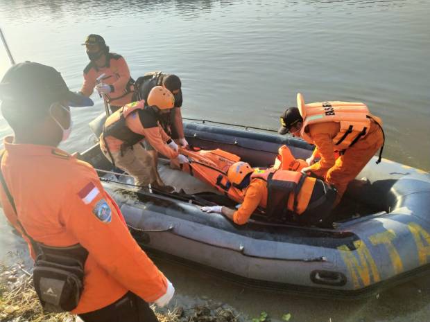 Tim SAR Gabungan Mengevakuasi Warga Kabupaten Blora yang Tenggelam di Sungai Bengawan, Diduga Kelelahan Berenang