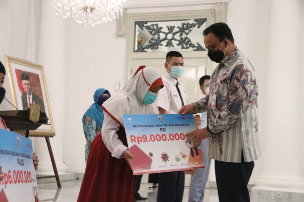 Pemprov DKI Jakarta Memberikan Beasiswa Kepada 12 Anak Tenaga Medis Covid-19 yang Meninggal