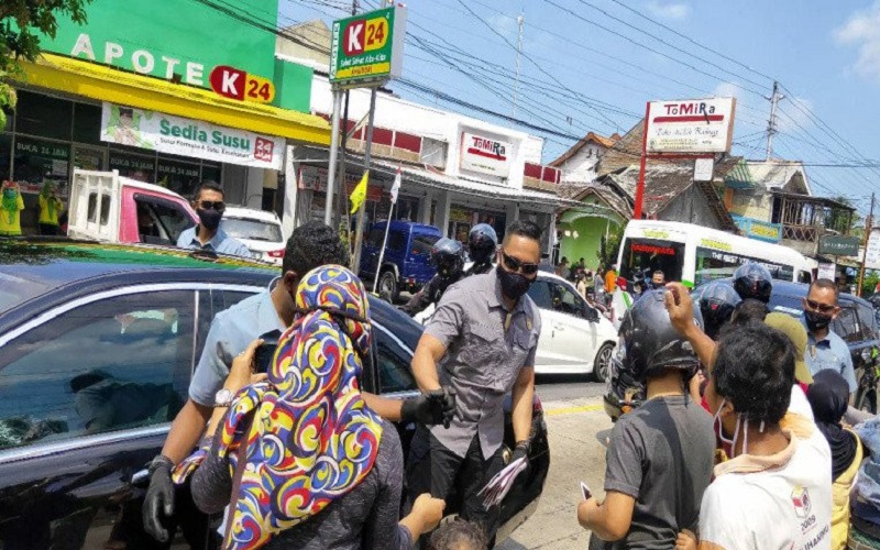 Presiden Jokowi Membagikan Puluhan Masker dan Paket Sembako Kepada Warga di Kulonprogo