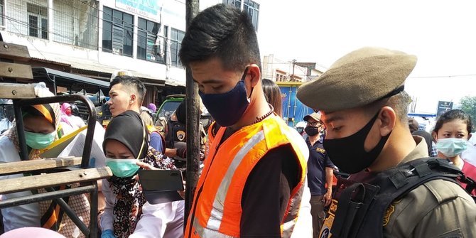 Operasi PSBB dan Protokol Kesehatan Bagi Warga Tangsel Terus Dilakukan, Tidak Pakai Masker di Pasar Serpong, Warga Dihukum Bersihkan Sampah dan Di-rapid Test