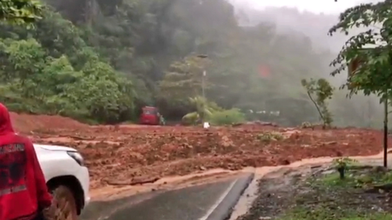 Intensitas Hujan Tinggi, Tanah longsor Terjadi di Jalan Lintas Sumatera, Jalur Padang-Bengkulu Terputus