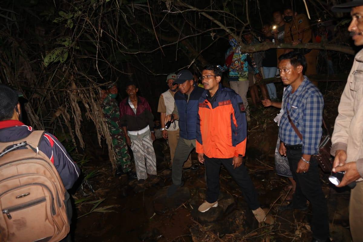 Wakil Bupati Garut Blusukan malam Hari Mencari Sumber Air di Desa Sukanagara