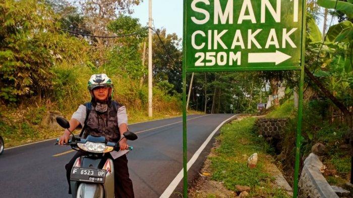 Viral di Media Sosial, Kepala Sekolah di Sukabumi Ini Pakai Sepeda Motor Jadul ke Sekolah