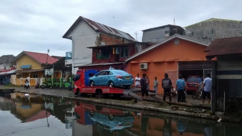 Hujan Deras dan Air Meluap Ke Jalan, Taksi di Padang Masuk ke Kali