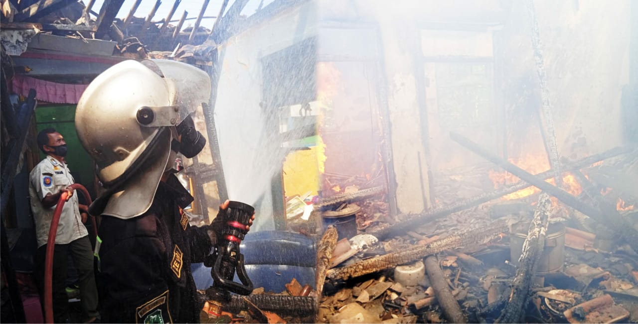 Akibat Arus Pendek Listrik Rumah Mamat di Desa Karangtengah Terbakar