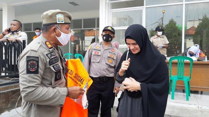 Wanita Cantik di Purwakarta Terjaring Operasi Yustisi, Tak Pakai Masker, Dihukum Sebutkan Pancasila