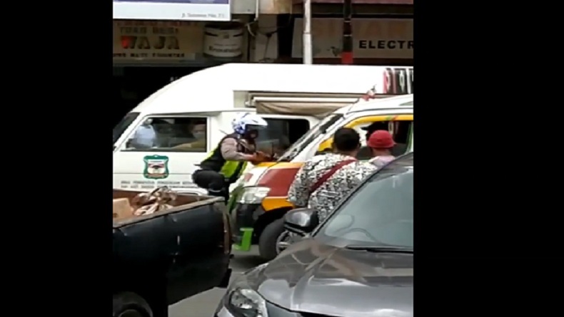Video Seorang Personel Polisi Bergelantungan di Kaca Angkot Viral di Media Sosial, Nyaris Ditabrak di Pematangsiantar