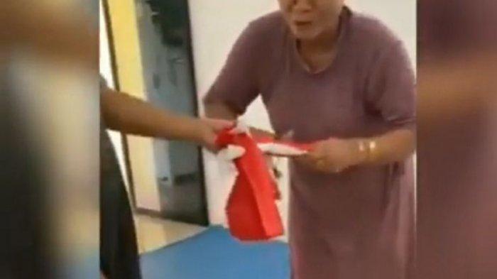 Viral Video! Ibu-ibu Sengaja Gunting Bendera Merah Putih Sambil Tertawa