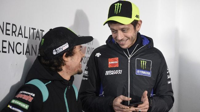 Momen Kocak Rossi Telepon Morbidelli di MotoGP Emilia Romagna