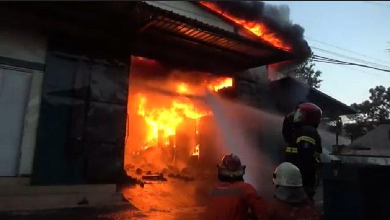 Kebakaran Hebat Gudang Penyimpanan Mesin Jahit di Kota Surabaya, 3 Petugas Pemadam Luka-Luka