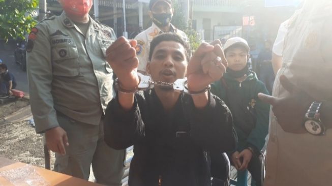 Tidak mengenakan Masker, Satpol PP Bogor Memberi Hukuman Borgol Tangan Pada Seorang Pengendara Roda Dua