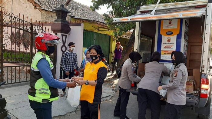 Mengoperasikan ATM Beras Keliling, Jajaran Polresta Cirebon Bantu Warga Terdampak Pandemi Covid-19