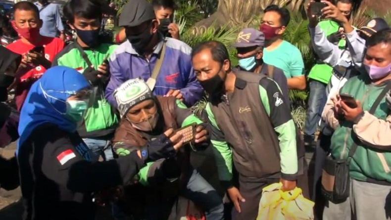 Gubernur Khofifah Bersama Forkopimda Jatim Gowes Bareng Ke sejumlah Lokasi di Kota Malang, Membagikan Masker