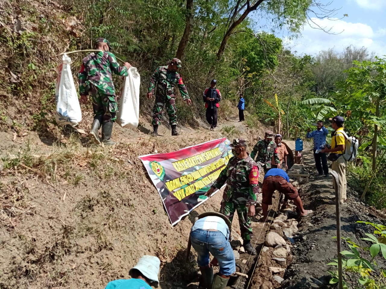 Mitra Cai Desa Cipondok Membangun Saluran Irigasi Bersama TNI