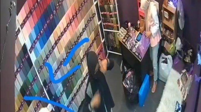 Detik-detik Pelaku Mencuri Kerudung Bermerek di Sebuah Toko di Kota Cimahi Terekam CCTV