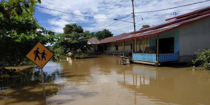 Banjir Masih Merendam Beberapa Kecamatan di Kabupaten Kapuas Hulu, Warga di Kapuas Hulu Pilih Mengungsi di Atas Rumah