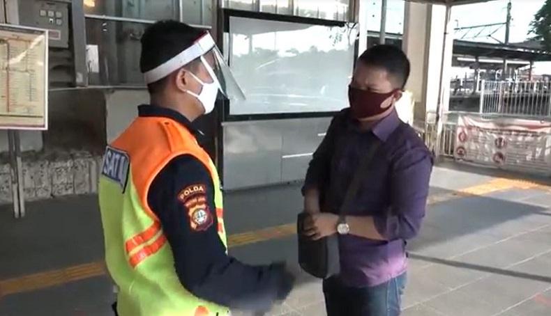 Memakai Masker Scuba, Seorang Penumpang KRL Protes Kepada Petugas Saat Dilarang Masuk Ke Stasiun Depok 