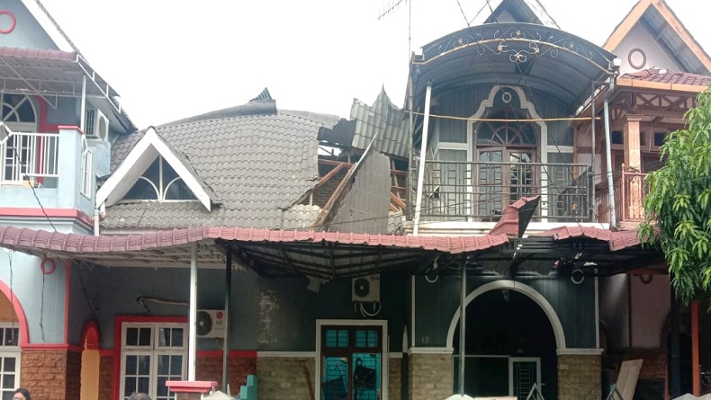 Suasana di Perumahan Villa Mutiara Mendadak Heboh, Satu Unit Rumah Terbakar dan  Satu Orang Dilarikan ke Rumah Sakit