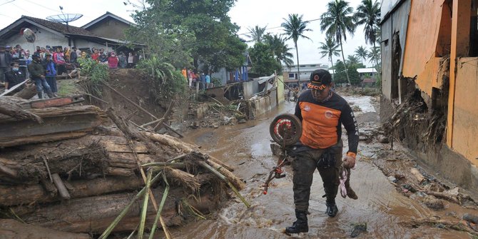 Satu Korban Banjir Bandang di Kecamatan Cicurug Sukabumi Berhasil Ditemukan Warga, Ditemukan di Bawah Puing Pohon dan Rumah