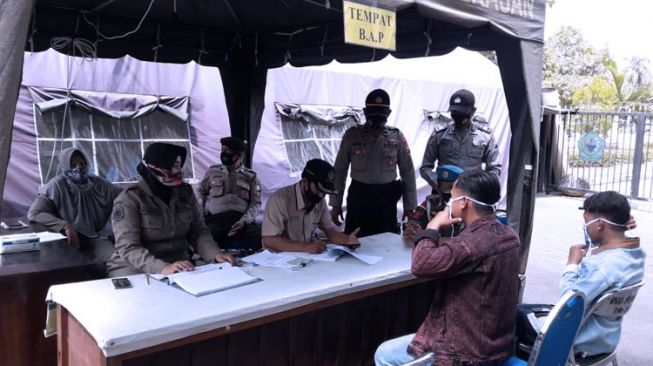 Razia Terhadap Pelanggar Protokol Covid-19 Semakin Meluas di Berbagai Wilayah Indonesia, Warga Pamekasan Disanksi Bacakan Rukun Islam