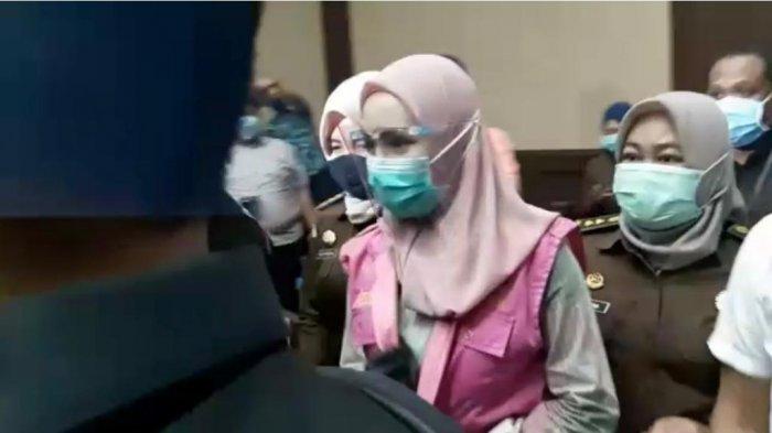 Jaksa Pinangki Pakai Kerudung Kelir Merah Jambu Hadiri Sidang Perdana