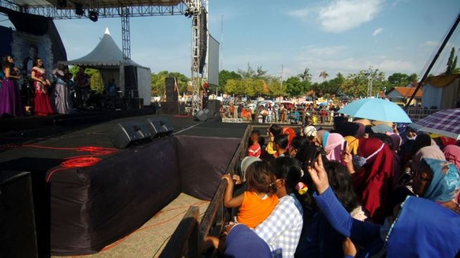 Wakil Ketua DPRD Kota Tegal Membuat Heboh Masyarakat Usai Menyelenggarakan Konser Dangdut di Tengah Pandemi Covid-19, Publik Murka