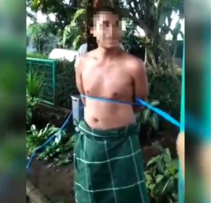 Viral Video Pria Diamankan Warga Karena Merusak Masjid, Mengaku Gila dan Anak Dari Preman Kang Mus