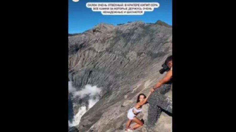 Video Aksi Seorang Turis Asing yang Diunggah di Insta Story Mendia Sosial VIRAL, Nekat Terobos Pagar Batas Kawah Gunung Bromo